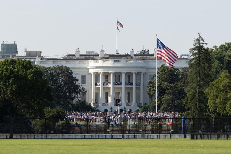 Los aranceles de Trump no reducirán significativamente las deudas de deuda, cita a los economistas estadounidenses.

 – Reporte Tico