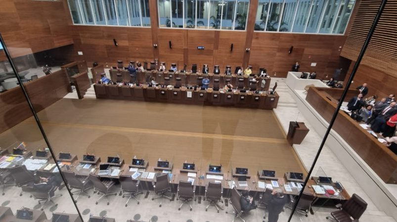 «Guillotina» se aplicó a la forma rápida de la conferencia 4-3 y 23 sugerencias ya no fueron utilizadas por las palabras de las alternativas

 – Reporte Tico