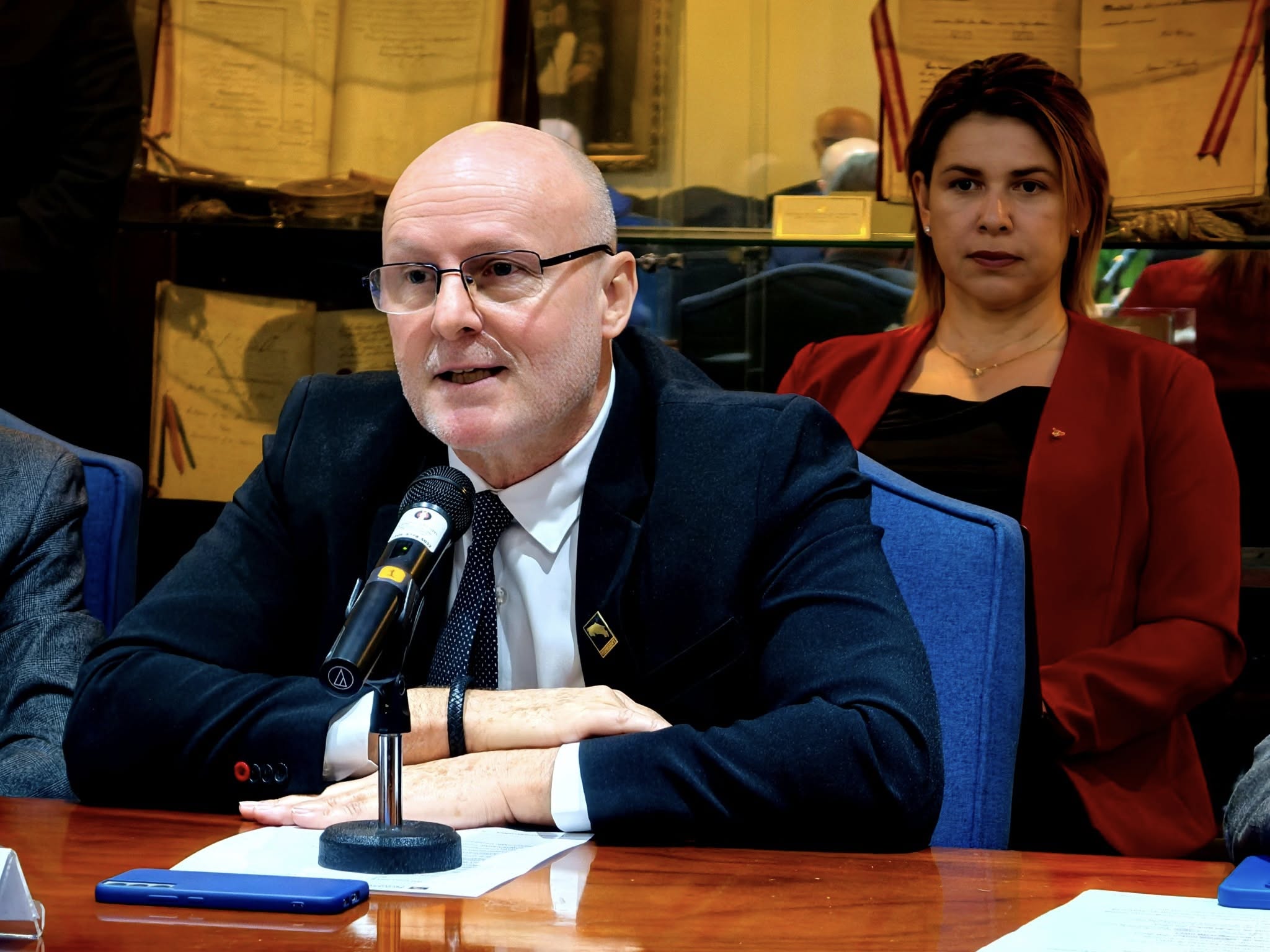 La legislativa acepta por unanimidad la renuncia del vicepresidente Brunner después del debate

 – Reporte Tico