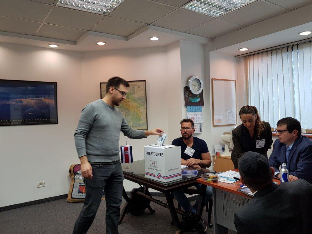 Los costarricenses en el extranjero pueden cambiar el domicilio legal de las elecciones en Liacosarricenses en el extranjero pueden solicitar cambios de elecciones en línea: hay 63,188 registrados en el extranjero

 – Reporte Tico