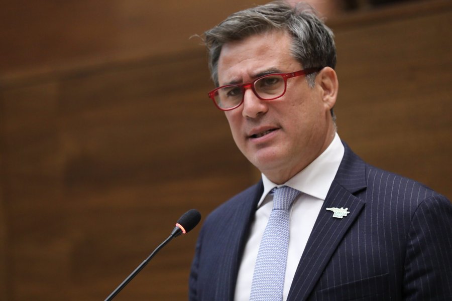 El ministro dice que Edgardo Araya tiene «poca vergüenza» para cuestionar un proyecto para la intersección.

 – Reporte Tico