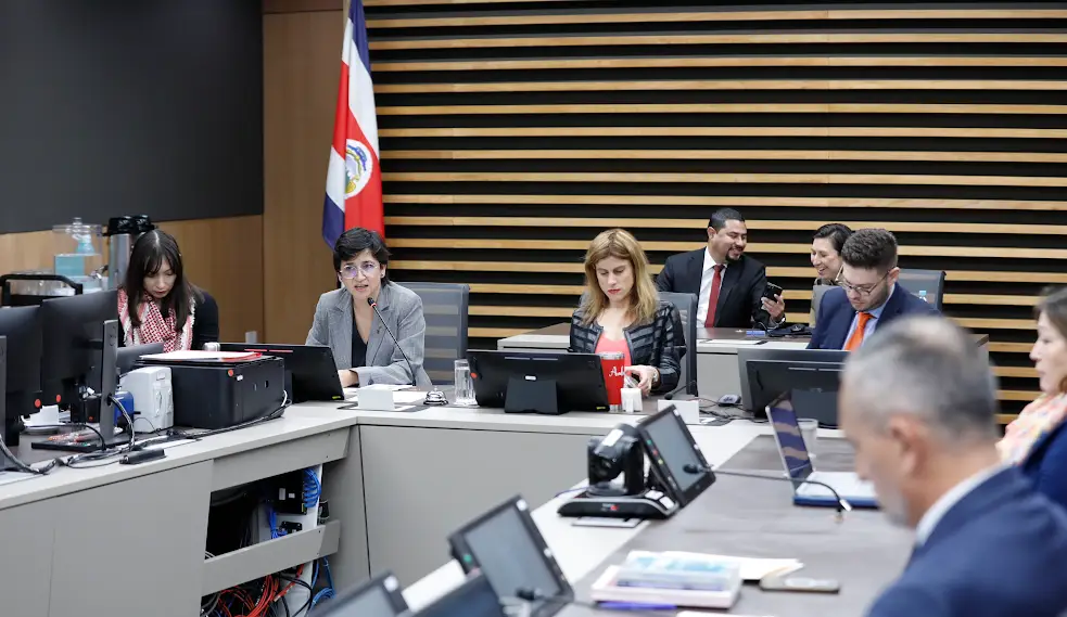 La Comisión Legislativa recomienda elevar la inmunidad de Rodrigo Chaves para BCIE

 – Reporte Tico
