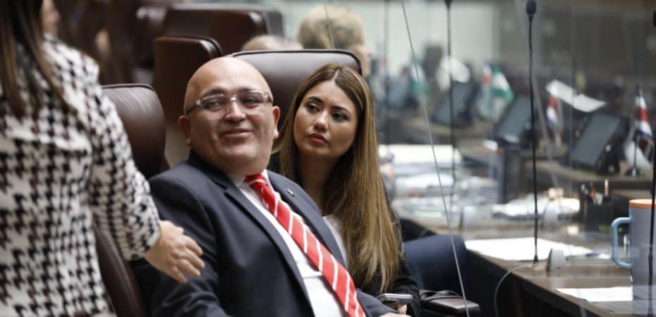 Pusc distribuyó la quinta versión de la propuesta para enviar los días 4-3 a una comisión especial: le pedirán que vote el martes

 – Reporte Tico