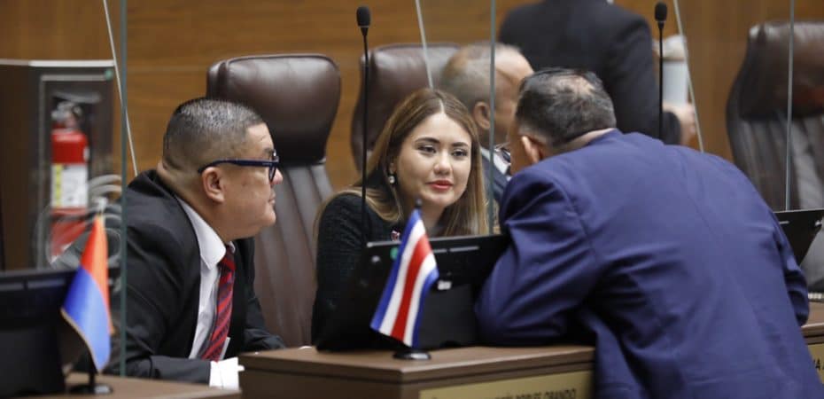El candidato presidencial Pusc separa a 5 suplentes que votaron en contra del levantamiento del presidente Irime

 – Reporte Tico