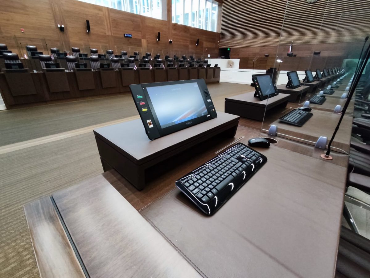 Alterna entre dudas y sabía sobre el proceso rápido de la sesión legislativa

 – Reporte Tico