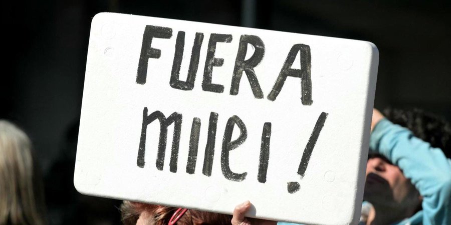 La universidad y el sector de la salud se movilizan en Argentina contra la Viet presidencial para las leyes sobre educación y salud.

 – Reporte Tico