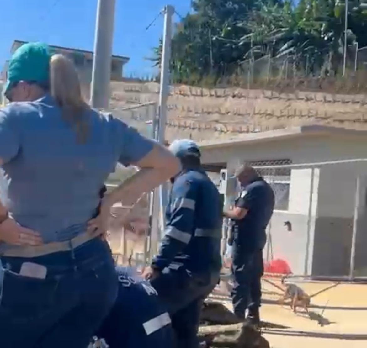 Chaves envió a la policía a instalar agua para un proyecto de vivienda en Naranjo

 – Reporte Tico