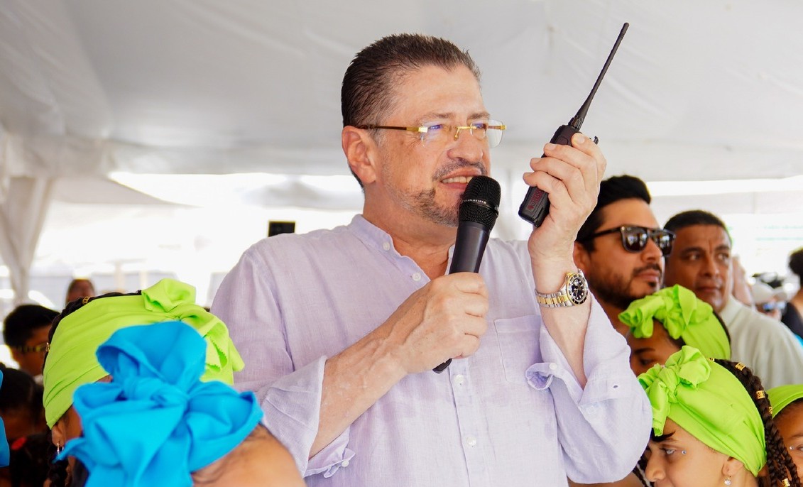 El presidente Tico utilizó una protección especial en la visita a la provincia Limón

 – Reporte Tico