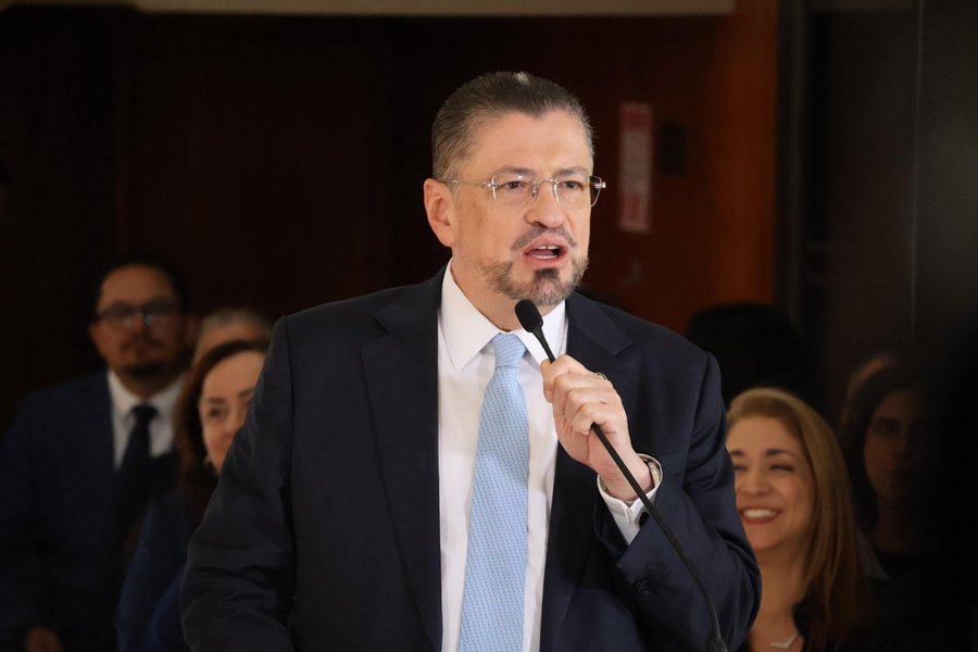 Chaves dice que los diputados se metieron en un zapato para levantar su inmunidad

 – Reporte Tico