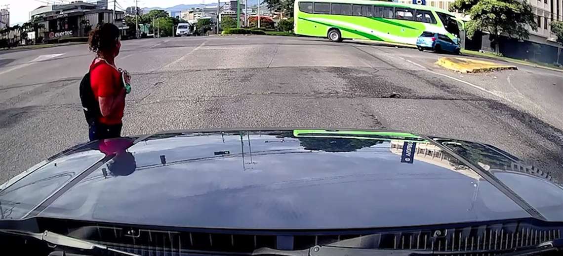 Video: Car arete en llamas después de una fuerte colisión de autobuses en San José

 – Reporte Tico