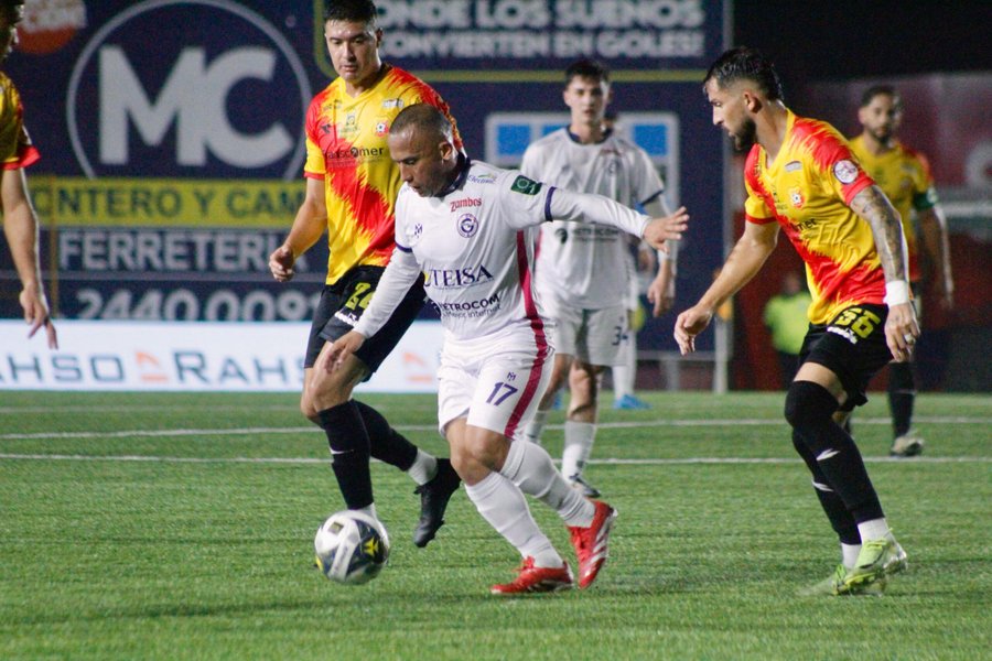 Los jugadores de equipo aclaran todo a Jafet Soto

 – Reporte Tico