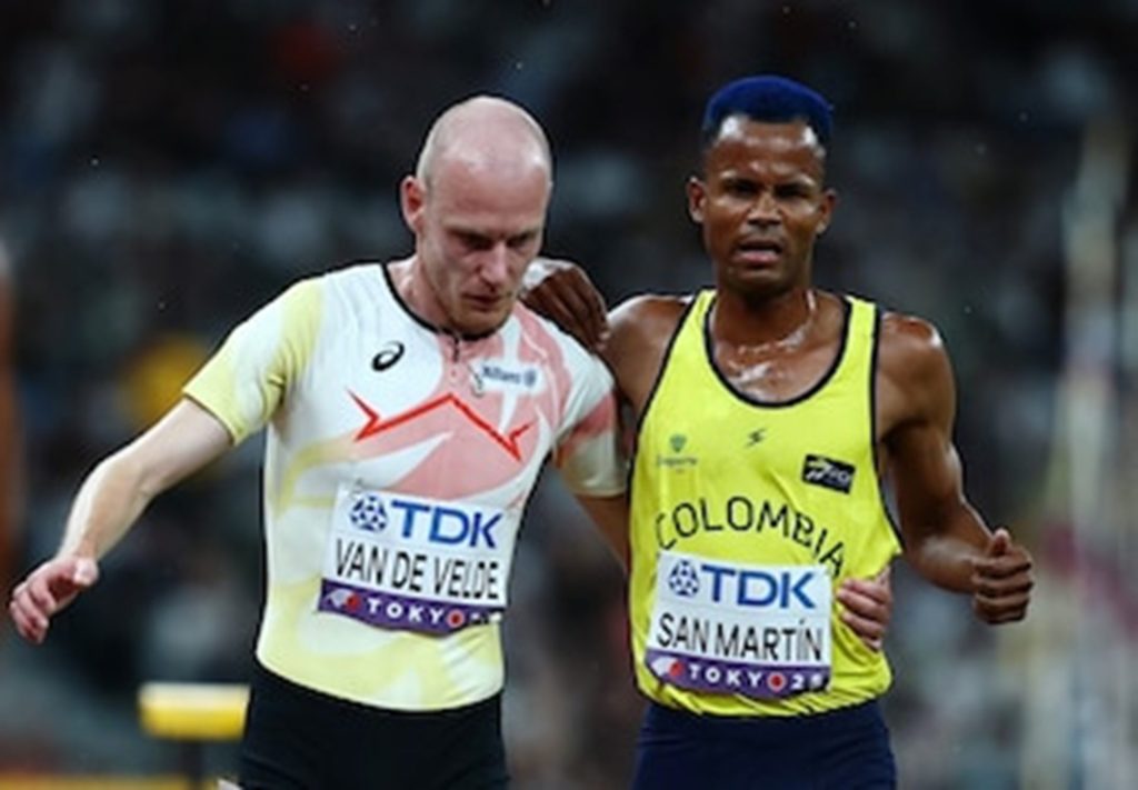 El atleta ayuda al rival herido para terminar su carrera en Tokio

 – Reporte Tico