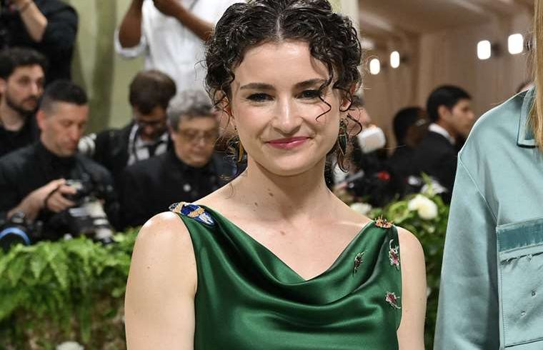 Chloe Malle le pasa a Anna Wintour a la cabeza de la Vogue en los Estados Unidos.

 – Reporte Tico