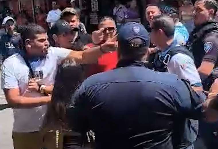 Parade of Independence in Queepos es violento: la policía recibe un disparo en el medio de la pelea

 – Reporte Tico