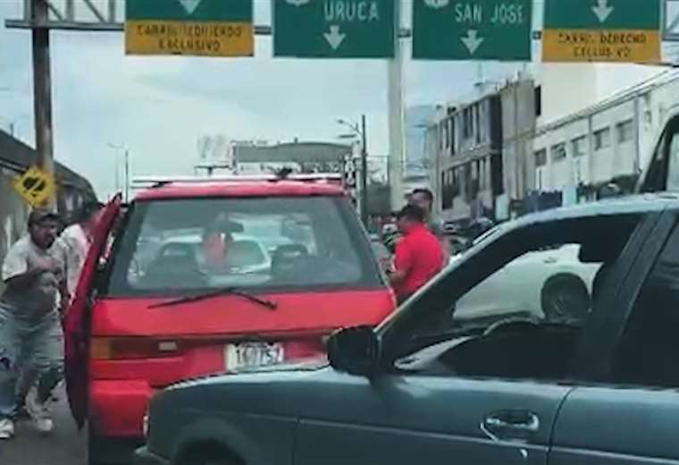 «Mira, mira, lo matará, Dios santo!»: Video atrapa luchas y tubos en la uruca

 – Reporte Tico