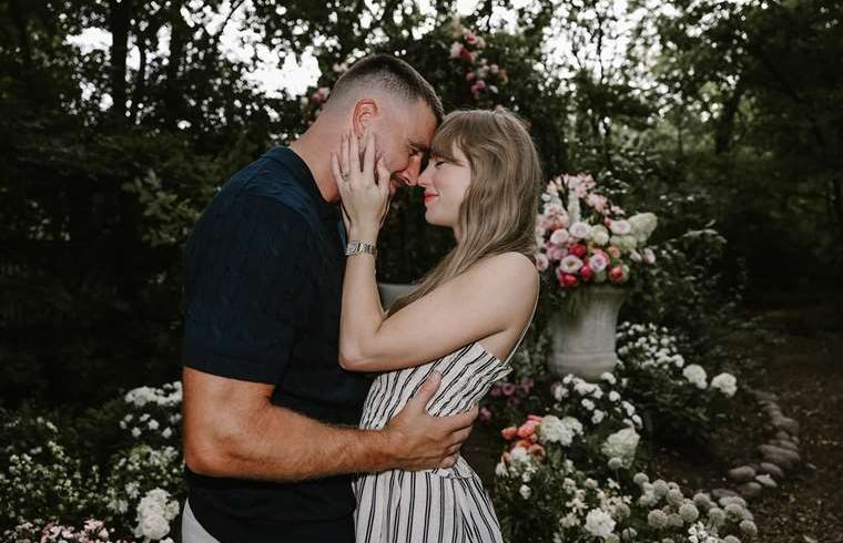De ‘Enchathed’ a «Sí»: Taylor Swift y Travis Kelce anuncian su compromiso

 – Reporte Tico