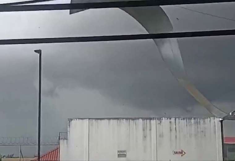 Torbellino causa pánico y daños a la feria de los agricultores en Heredia

 – Reporte Tico