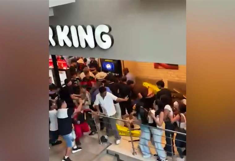Video: Turba destruye habitaciones y vence la seguridad privada en el centro comercial de Alajuela

 – Reporte Tico