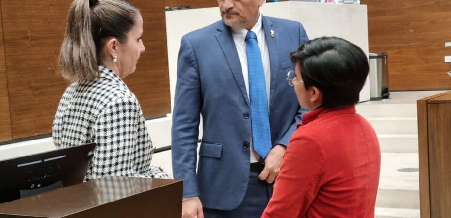 ¿Por qué las autoridades del TSE no comparecen ante la comisión encargada de la inmunidad del Presidente?

 – Reporte Tico