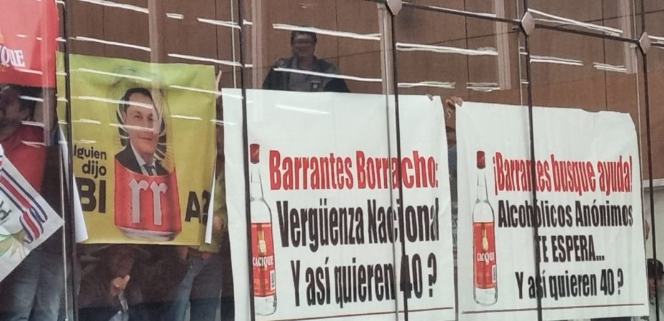 Carteles “Boracho”, “Rey Manazos” “¿Esto es lo que quieren 40 suplentes?” Contra el sustituto de Barrante cambiaron la reunión parlamentaria

 – Reporte Tico