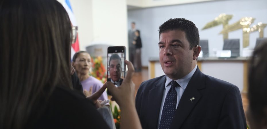 «No ha sido expulsado del país porque nunca lo ha sido», responde el comandante de Álvaro Ramos para sustituir a PLN

 – Reporte Tico
