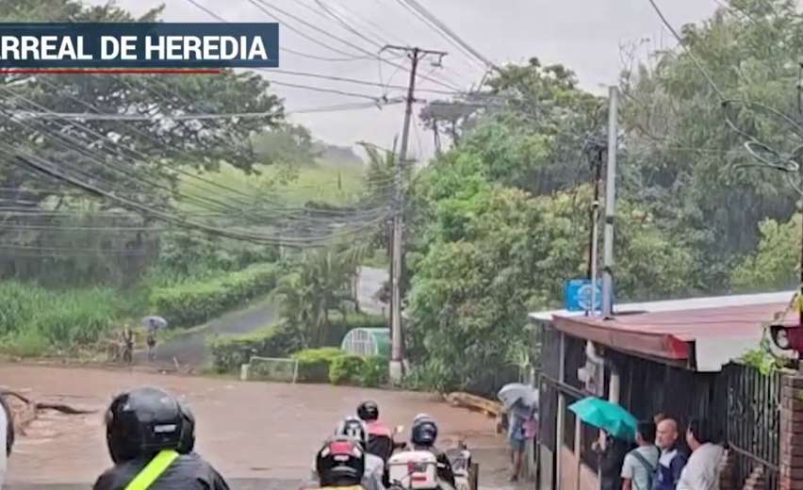 Caos por la tarde en Heredia por lluvia

 – Reporte Tico