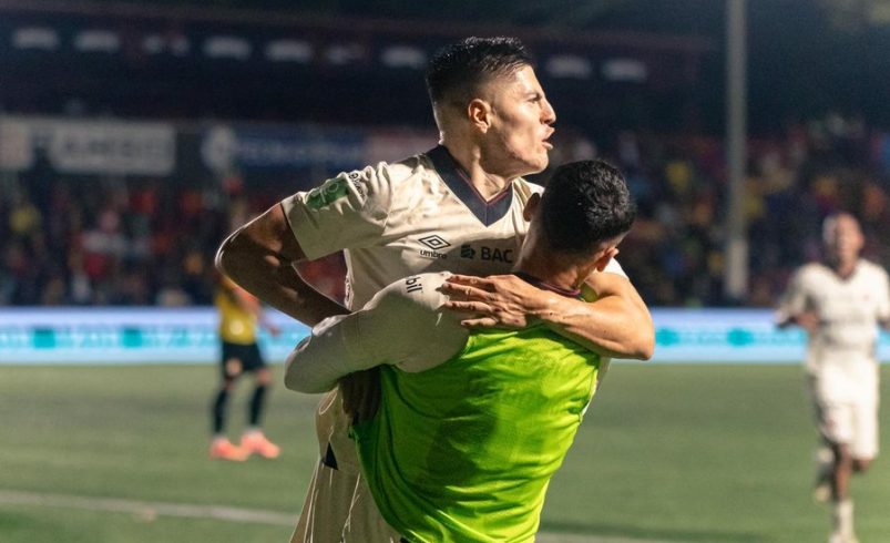 Alajuelense supera a Herediano con golazo entre 1-3

 – Reporte Tico