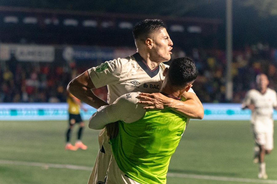 Alajuelense supera a Herediano con golazo entre 1-3

 – Reporte Tico