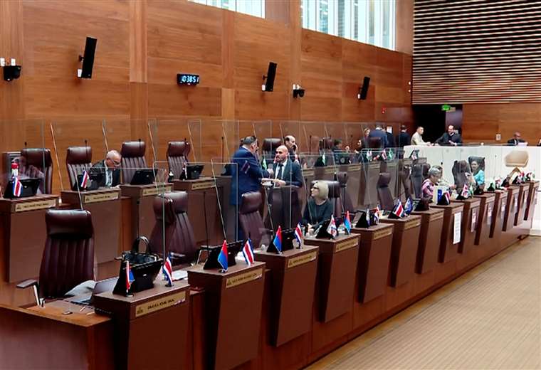 Diputados impulsan proyecto para liberar las pensiones de 30.000 docentes jubilados
 – Reporte Tico