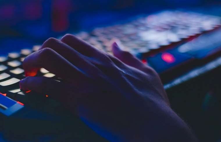 Character.AI prohibirá a menores chatear con IA tras tragedia con adolescente

 – Reporte Tico