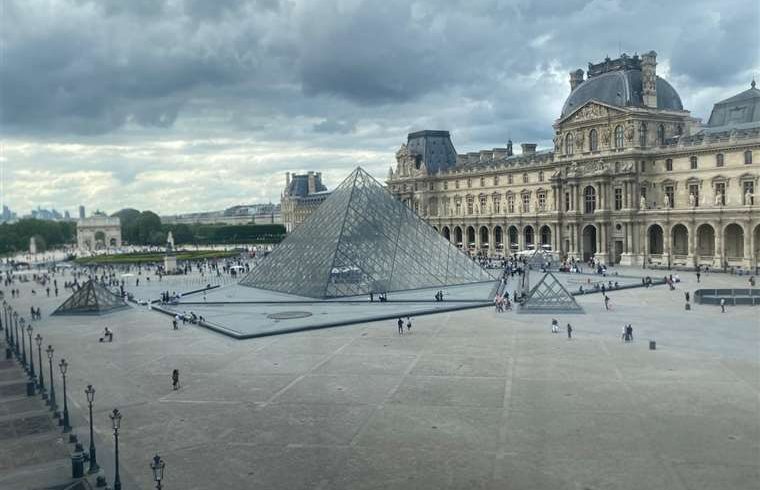 El Museo del Louvre reabre tres días después del robo de joyas

 – Reporte Tico