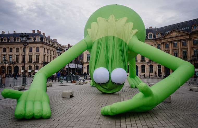 Rana René busca calma en la feria Art Basel de París tras robo en el Louvre

 – Reporte Tico