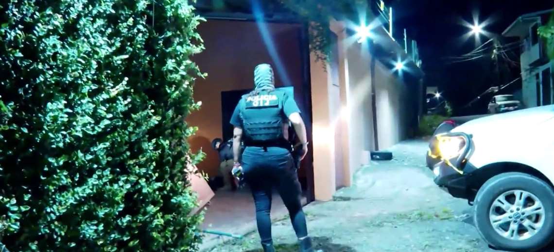 Caso de traición: el que custodiaba drogas y armas intentó escapar de las redadas utilizando una escalera

 – Reporte Tico