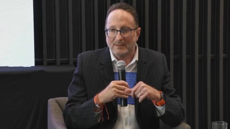 Eli Feinzaig regresa a los eventos públicos con cuatro costillas rotas

 – Reporte Tico