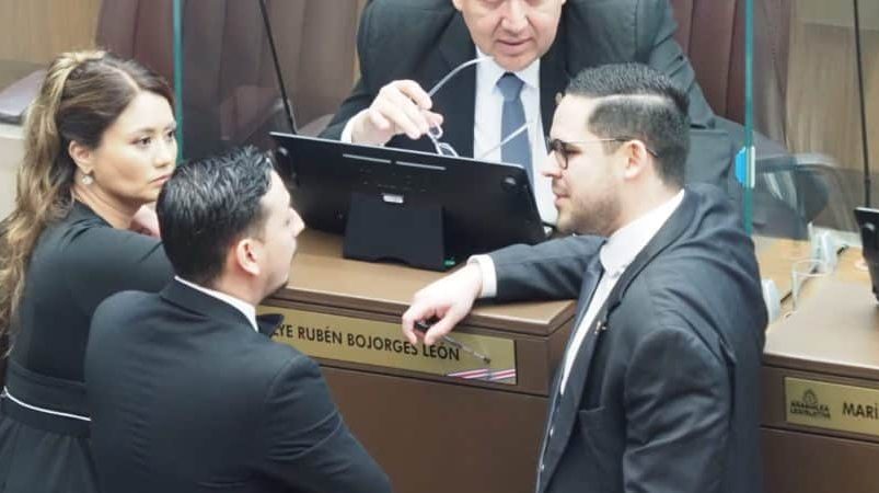 El diputado que votó en contra del levantamiento de la inmunidad a Rodrigo Chaves dice estar «confundido» ante una nueva votación

 – Reporte Tico