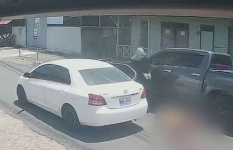Video: Fue asesinado mientras tomaba de la mano a su nieta de 4 años en Limón

 – Reporte Tico