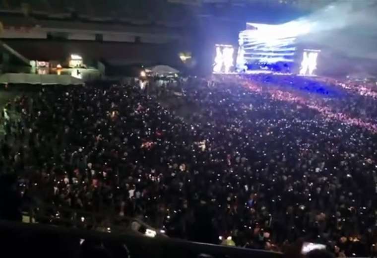 Video que te eriza la piel: 30 mil fans cantaron ‘Primera cita’ con Carin León

 – Reporte Tico