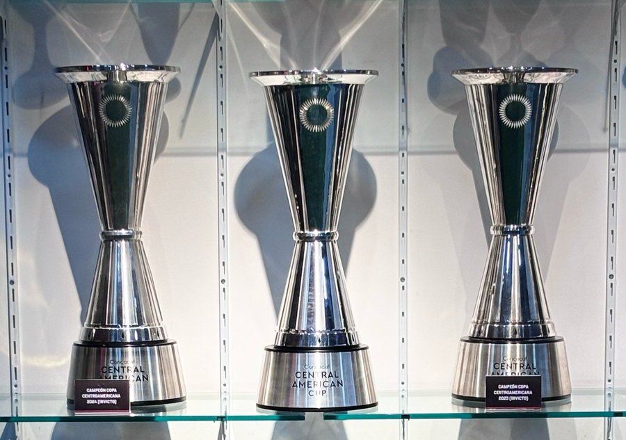 Alajuelense ofrece ‘gira’ para tomarse fotos con las tres copas centroamericanas

 – Reporte Tico