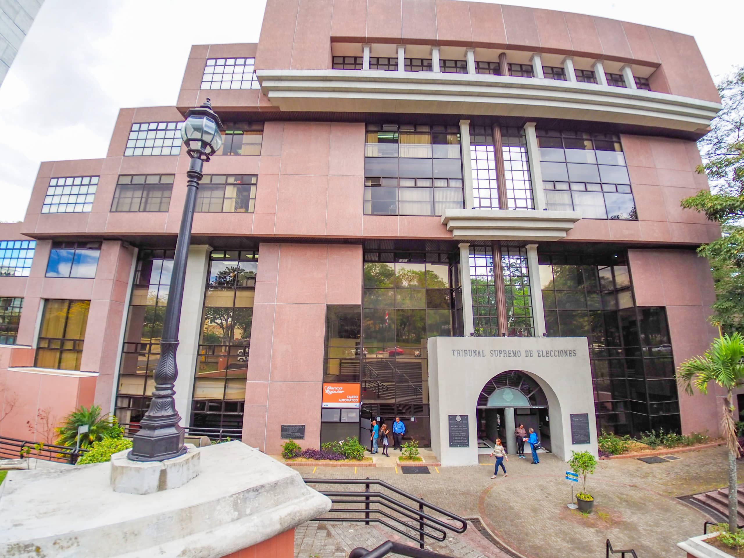 TSE suspende temporalmente sanciones contra Chaves

 – Reporte Tico