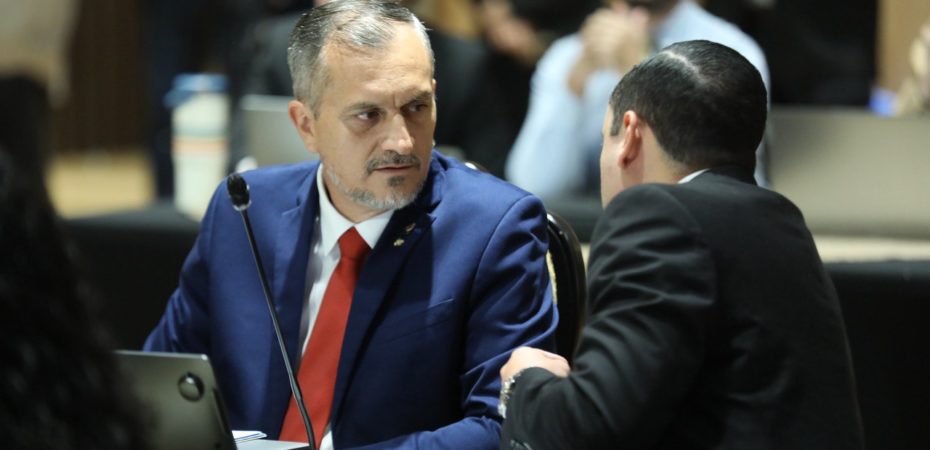 Informe del vicepresidente oficialista sobre el levantamiento de la inmunidad de Chávez lo califica de «persecución política»

 – Reporte Tico