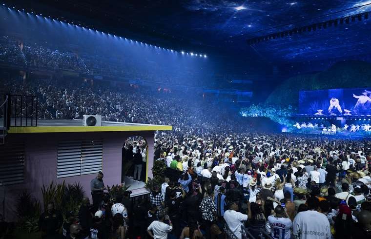 Video: Bad Bunny cae sobre el techo de “La Casita” en su primer concierto en México

 – Reporte Tico