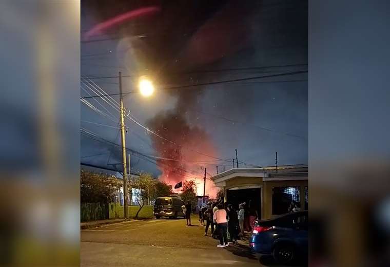 Los bomberos están atendiendo otro incendio en un edificio en San José

 – Reporte Tico
