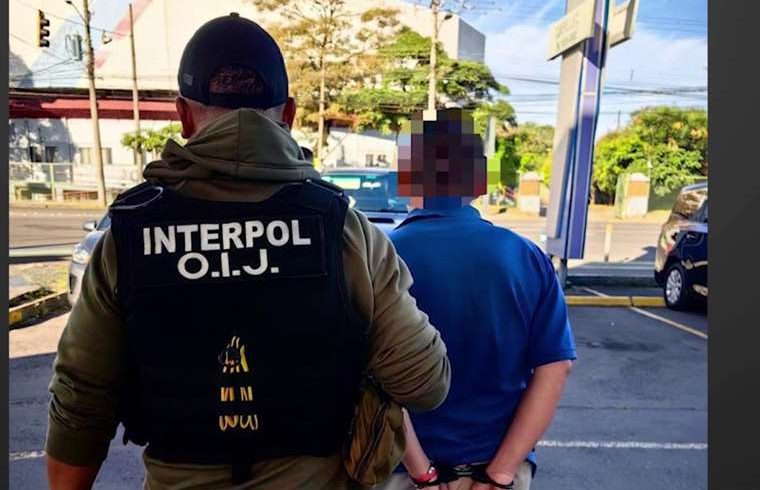 Interpol detiene a sospechoso de tráfico de pornografía infantil mientras caminaba por La Sabana

 – Reporte Tico