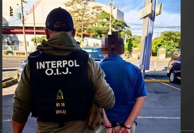 Interpol detiene a sospechoso de tráfico de pornografía infantil mientras caminaba por La Sabana

 – Reporte Tico
