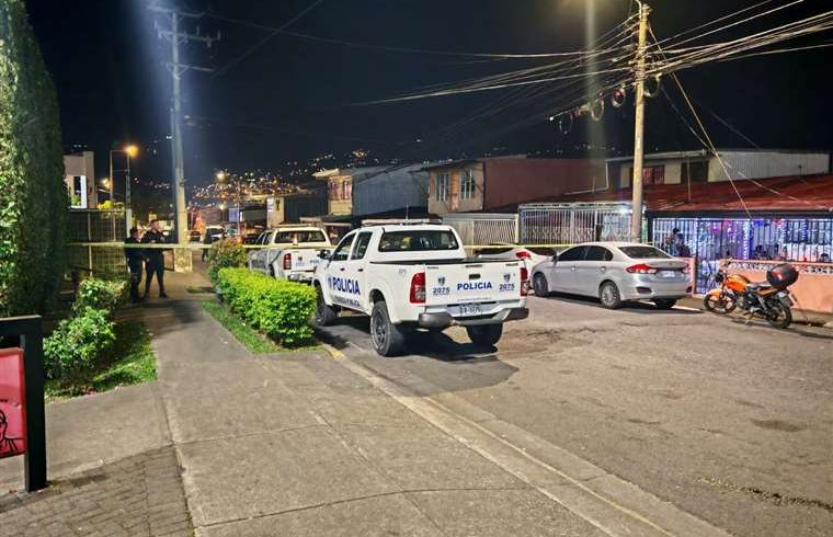 Hombre asesinado de múltiples disparos en un auto en Hatillo

 – Reporte Tico