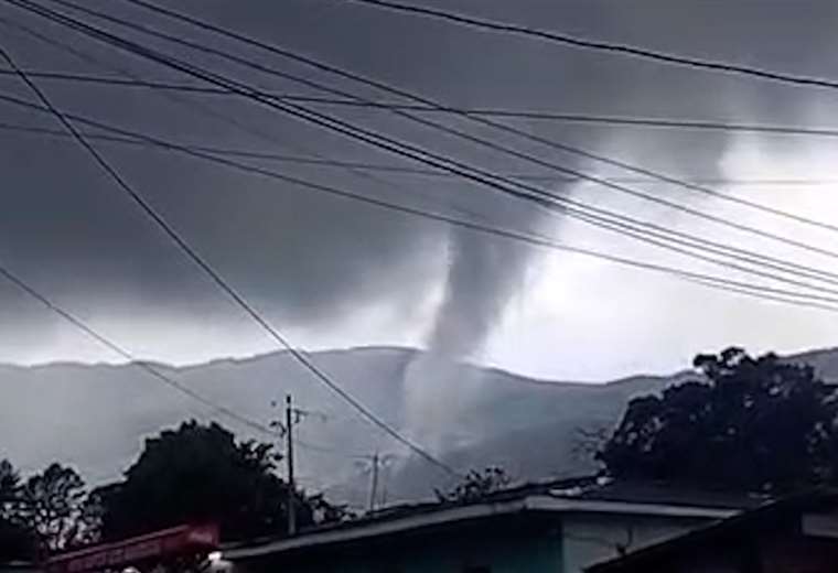 Video: Torbellino sorprende a vecinos de Santa Ana

 – Reporte Tico