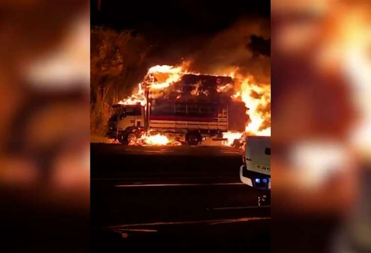 Cruz Roja atendió a dos pacientes tras incendio de camión en Ruta 27

 – Reporte Tico
