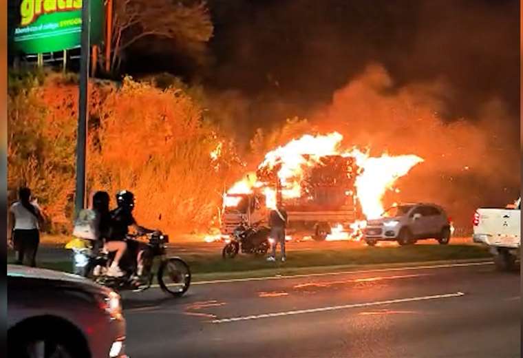 Infierno el día 27: el camión que estalla en llamas avanza incontrolablemente

 – Reporte Tico