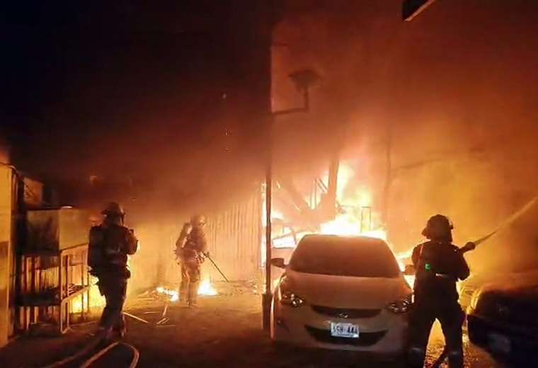 La cámara capta la valentía de los bomberos que apagan el incendio en San Sebastián

 – Reporte Tico