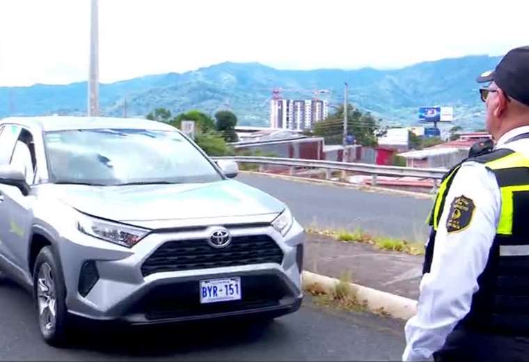 Multaron a 392 conductores por no tener distintivo o no tenerlo visible

 – Reporte Tico